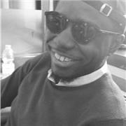 Sono madrelingua inglese. Faccio l'interprete da diversi anni e insegno la lingua inglese